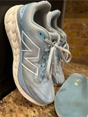 New Balance 680 v8 size 8.5.